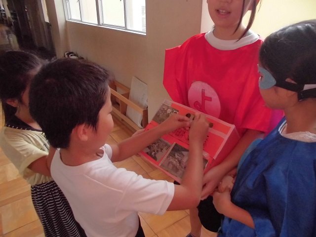 朝の募金活動の様子