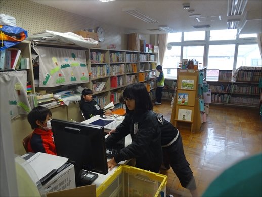 昼休みの図書室カウンター 12月 18年 葵西小学校 ブログ 葵西小学校