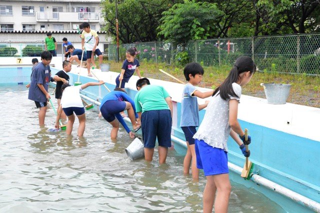 プール清掃 ６年生 6月 14年 船越小学校 ブログ 船越小学校