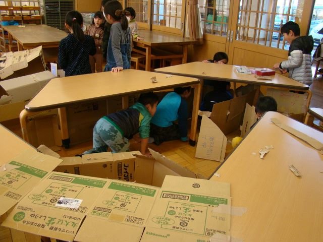 図工室が迷路に 2月 17年 双葉小学校 ブログ 双葉小学校