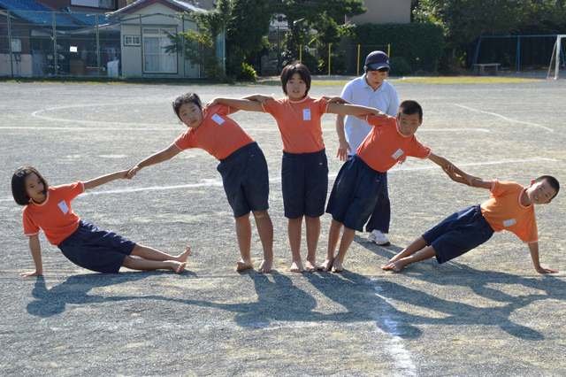 組み体操 全員そろって運動場での初練習 9月 15年 平山小学校 ブログ 平山小学校
