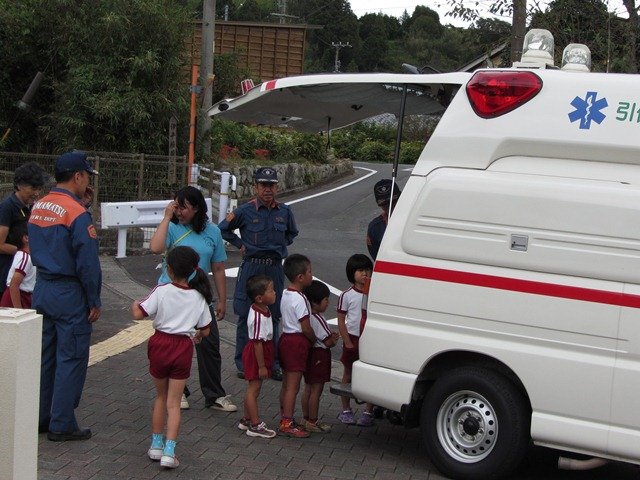 救急車の中を みせてもらったよ 10月 13年 伊平幼稚園 ブログ 伊平幼稚園