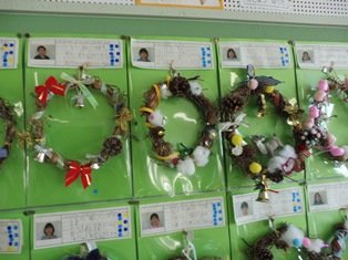 あさがおのつるを使ったリースが完成しています 1年 12月 18年 泉小学校 ブログ 泉小学校 あさがおのつるを使ったリースが完成しています 1年 12月 18年 泉小学校 ブログ 泉小学校