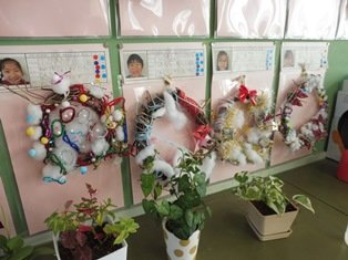 あさがおのつるを使ったリースが完成しています １年 12月 18年 泉小学校 ブログ 泉小学校