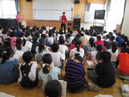 林間学校のしおり を読んで 活動や持ち物を確かめました 6月 17年 上島小学校 ブログ 上島小学校