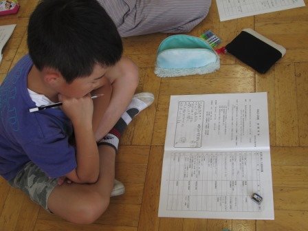 林間学校のしおり を読んで 活動や持ち物を確かめました 6月 17年 上島小学校 ブログ 上島小学校