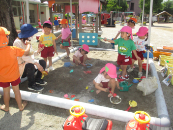 泥遊び・砂遊び 気持ちいね | 5月 | 2023年 | 北浜中央幼稚園 ブログ