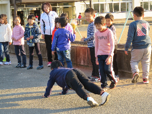 あいさつ当番２日目 １年生 11月 17年 北浜東小学校 ブログ 北浜東小学校