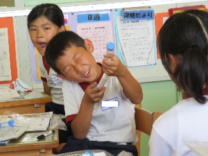 空気鉄砲 ４年生理科 7月 17年 北浜東小学校 ブログ 北浜東小学校