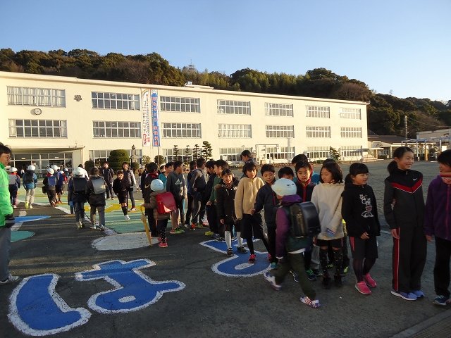 朝の あいさつタッチ で元気よく 1月 17年 三ヶ日西小学校 ブログ 三ヶ日西小学校