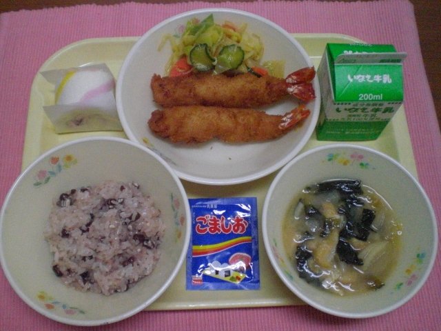 赤飯 ごま塩 エビフライ こんにゃくサラダ 白菜のみそ汁 いちごのお祝いケーキ 牛乳 3月 13年 中川小学校 ブログ 中川小学校