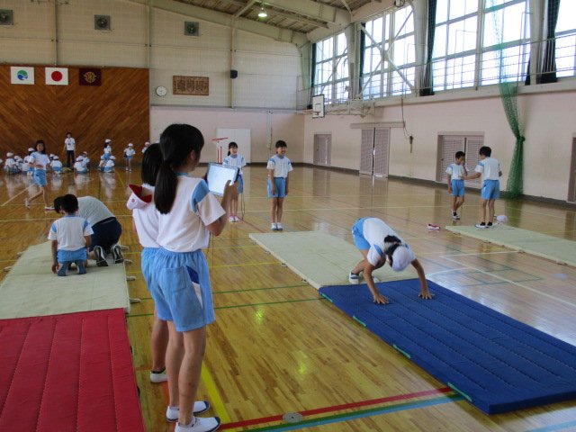 タブレットを使ってマット運動 6月 18年 中郡小学校 ブログ 中郡小学校