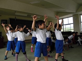 運動会ダンスの練習 5月 14年 奥山小学校 ブログ 奥山小学校