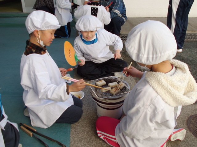 七輪を使ってみたよ ３年社会科 昔の道具体験 3月 17年 尾奈小学校 ブログ 尾奈小学校