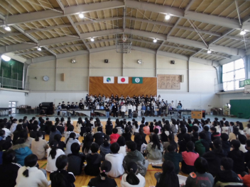 ２年生と６年生が見に来てくれました。