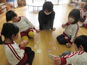 カルタとりの様子 1月 19年 内野幼稚園 ブログ 内野幼稚園