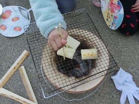 七輪でお餅焼き 1月 16年 与進小学校 ブログ 与進小学校
