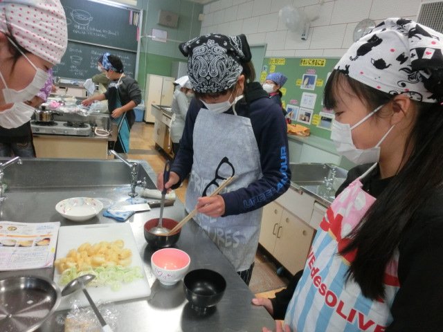 5年 家庭科調理実習 みそ汁を作ろう 12月 17年 与進小学校 ブログ 与進小学校