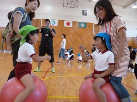 親子バランスボール教室を開催しました 5月 15年 与進幼稚園 ブログ 与進幼稚園