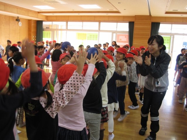 学年集会 ボール送りゲーム 11月 16年 雄踏小学校 ブログ 雄踏小学校