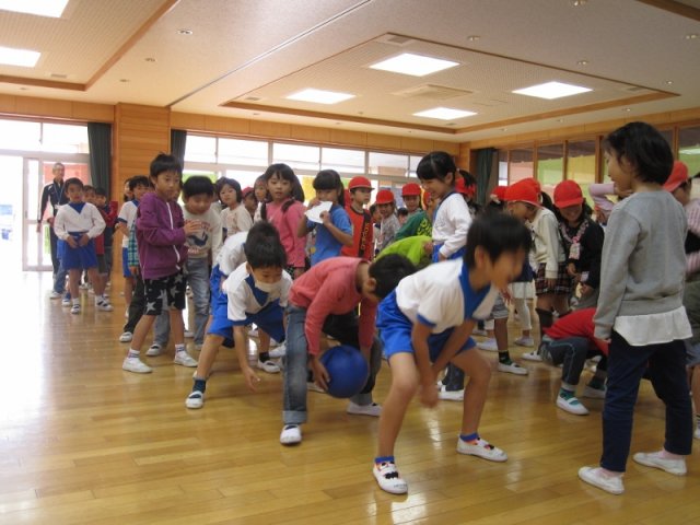 学年集会 ボール送りゲーム 11月 16年 雄踏小学校 ブログ 雄踏小学校